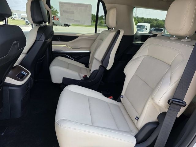 2027 Lincoln Navigator Premiere