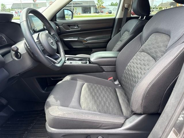 2023 Nissan Pathfinder SV