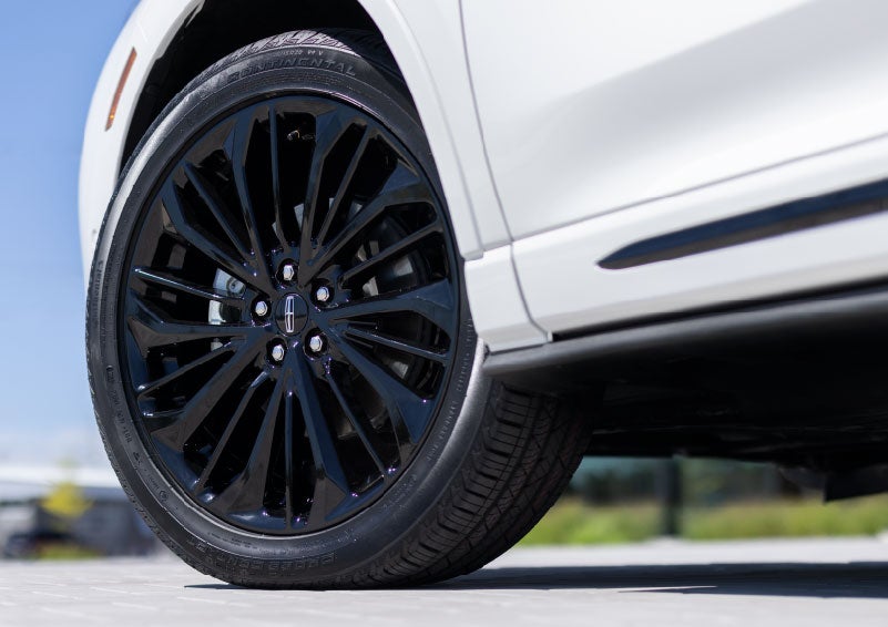 A stylish 20-inch black aluminum wheel of the available Jet Appearance Package is shown. | Astro Lincoln in Pensacola FL