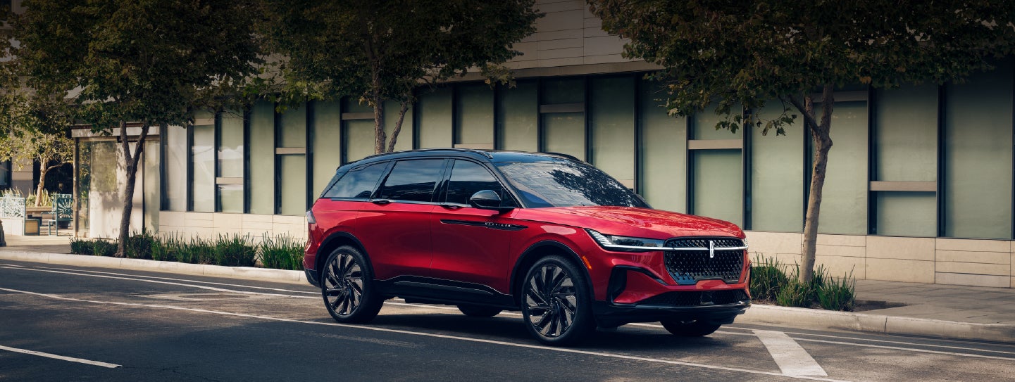 A 2025 Lincoln Nautilus® SUV with an available hybrid powertrain is parked in an urban setting. | Astro Lincoln in Pensacola FL